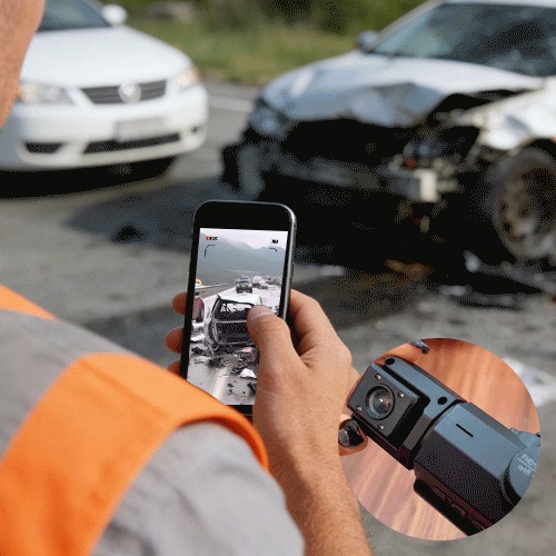 Motorista consultando as gravações no celular ao lado da câmera correta